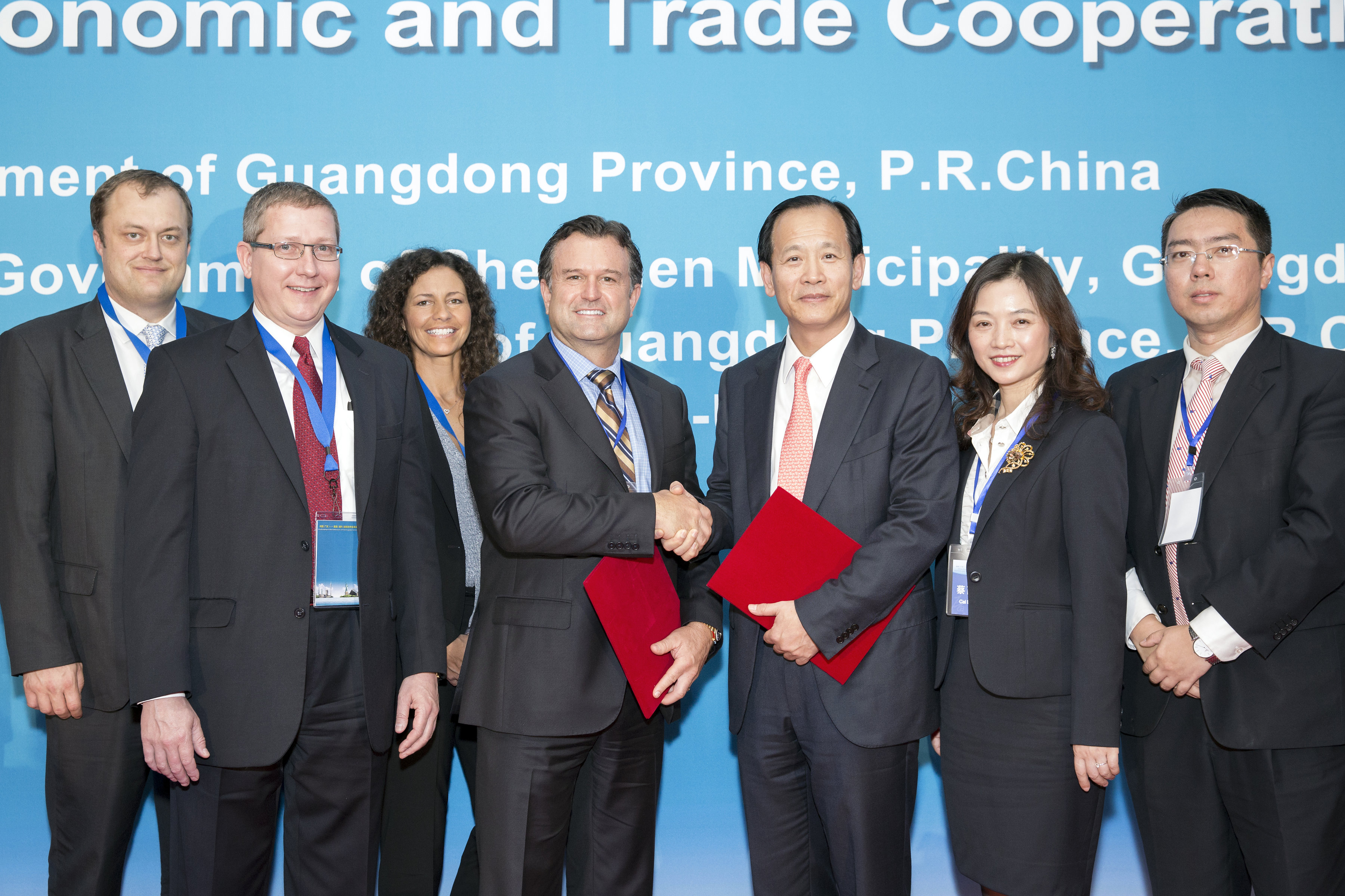 Z6·尊龙凯时与美国路易安纳州猴岛天然气液化厂合作签约仪式.jpg Z6·尊龙凯时与美国路易安纳州猴岛天然气液化厂合作签约仪式.jpg