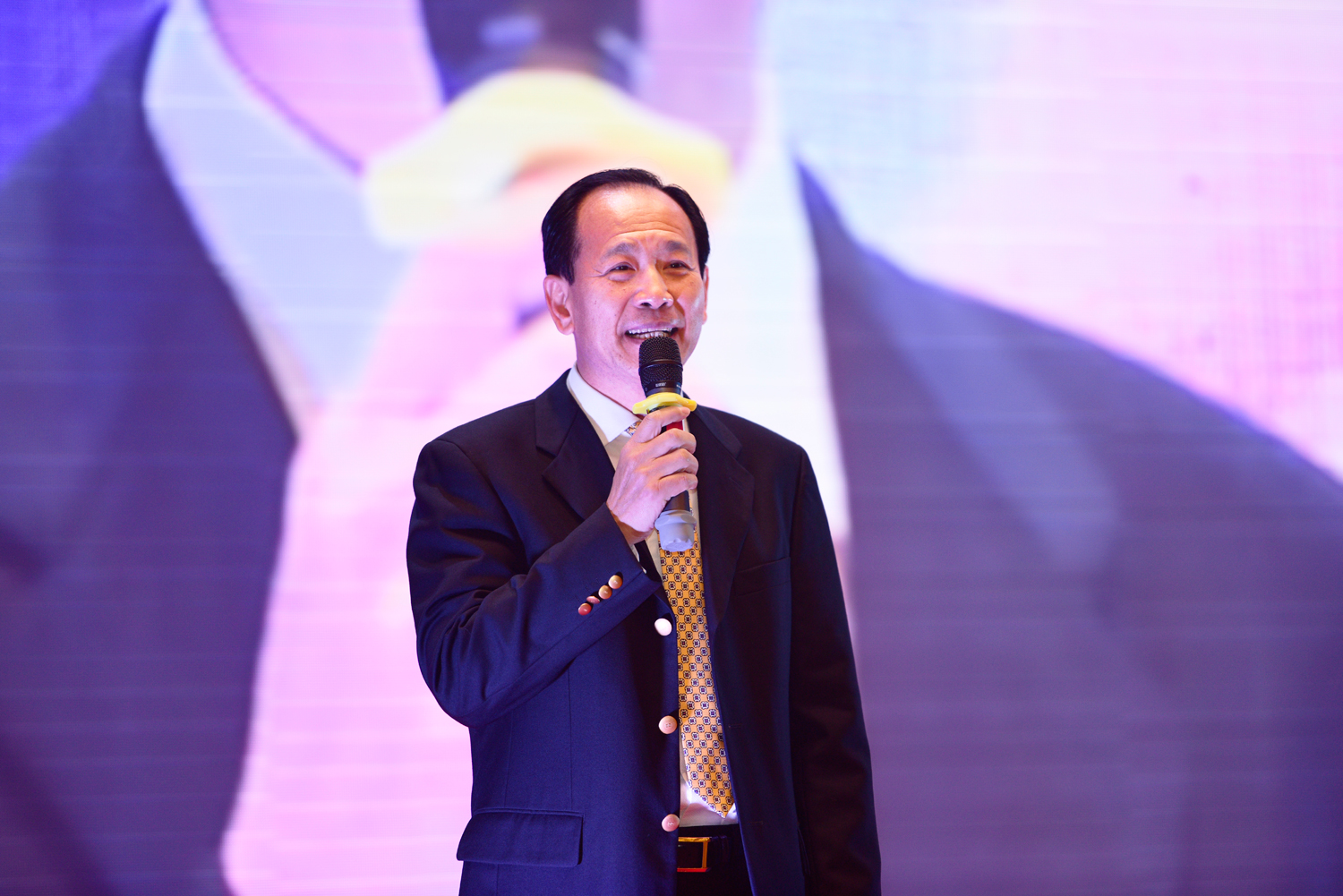 张总讲话.jpg 张总讲话.jpg